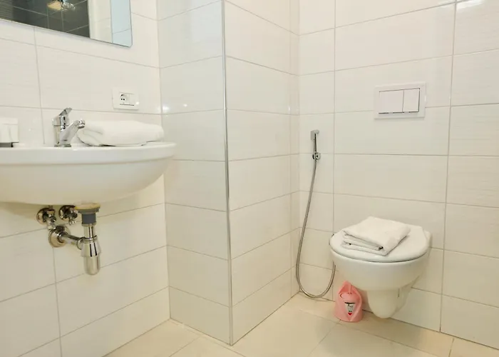 Miku Apartment-chic 2 Bedroom Escape Τίρανα