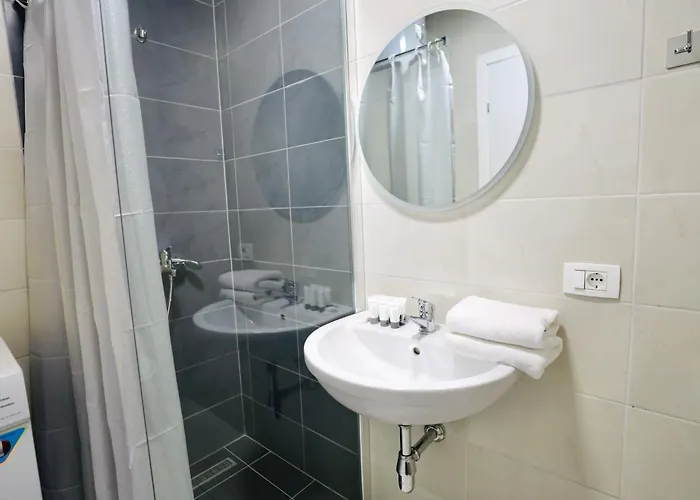 Miku Apartment-chic 2 Bedroom Escape Τίρανα