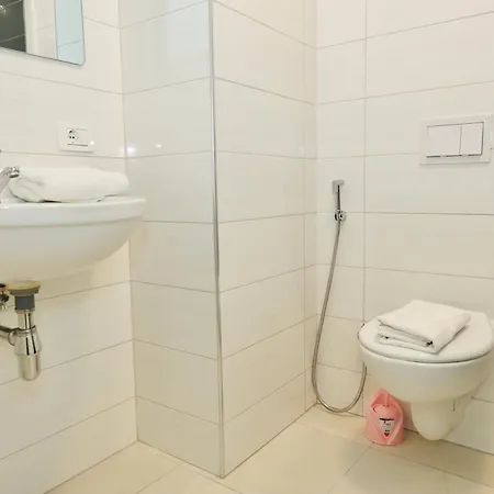 Miku Apartment-chic 2 Bedroom Escape Tirana